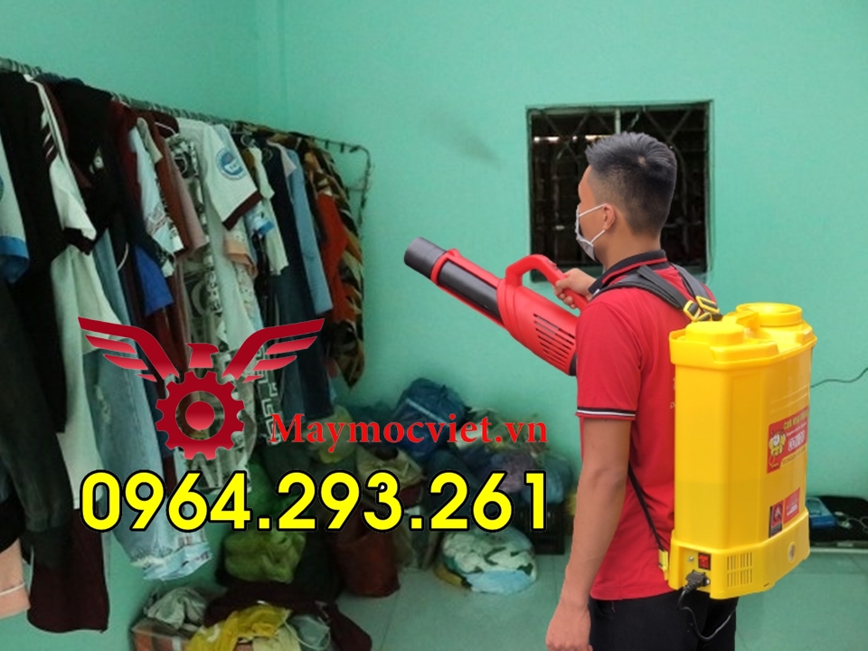 Máy phun thuốc diệt muỗi cho các hộ dân khu vực ven sông, kênh rạch