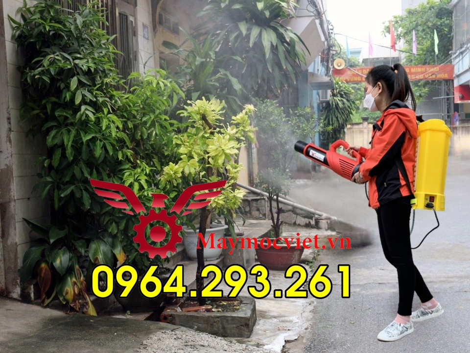 Máy phun thuốc diệt muỗi cho các hộ dân khu vực ven sông, kênh rạch