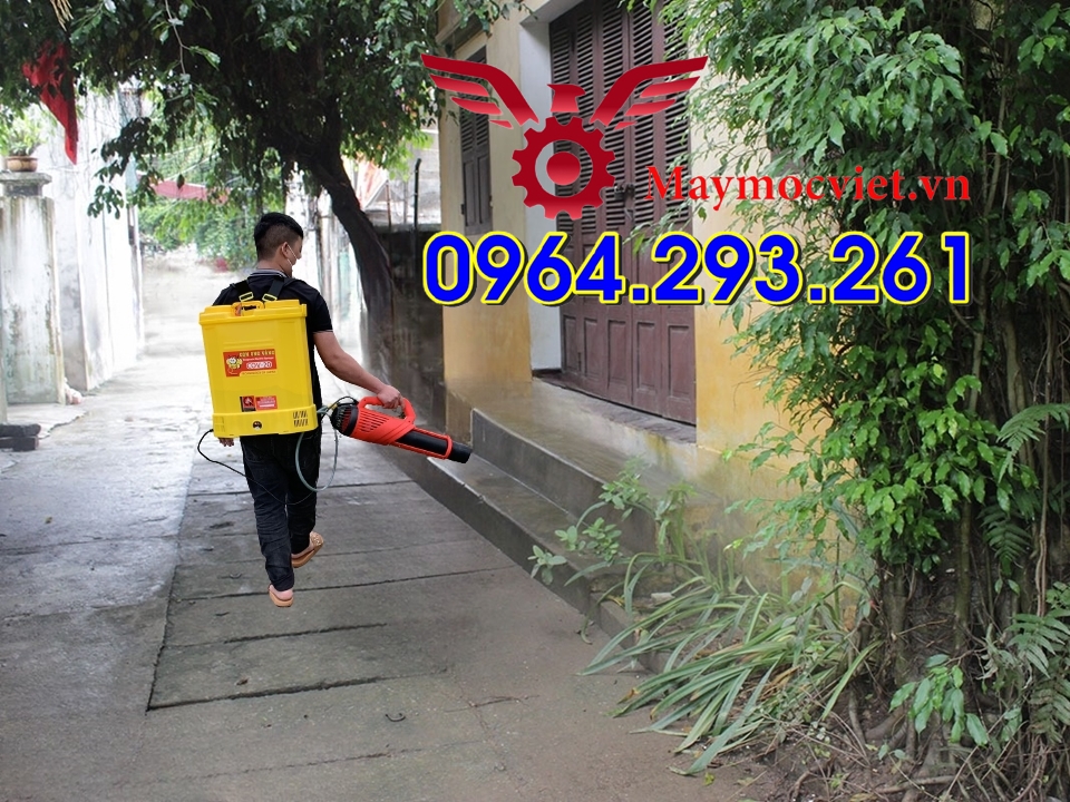 Máy phun thuốc diệt muỗi cho các hộ dân khu vực ven sông, kênh rạch