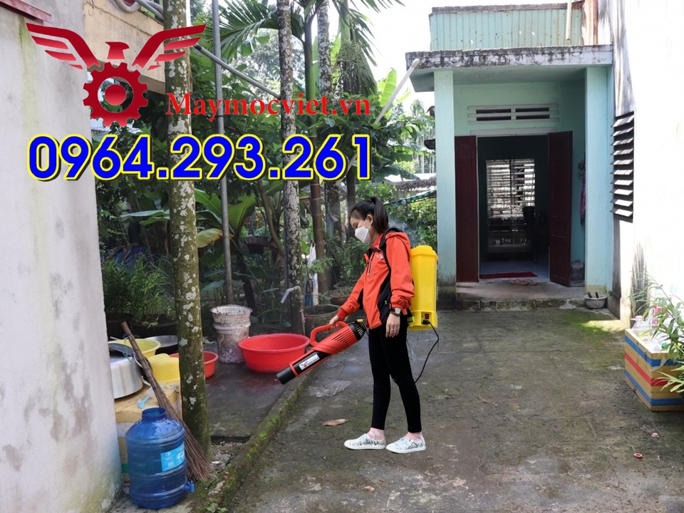 Máy phun thuốc diệt muỗi cho các hộ dân khu vực ven sông, kênh rạch