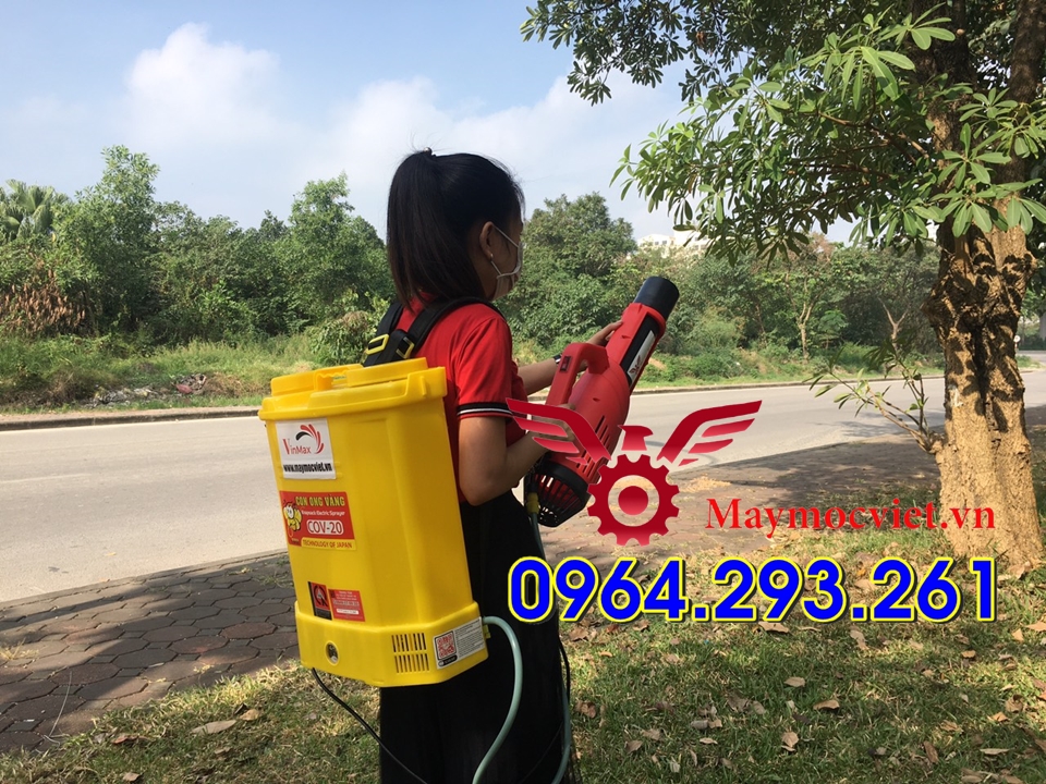 Máy phun thuốc trừ sâu bảo vệ hoa sen nở mùa hè 2023