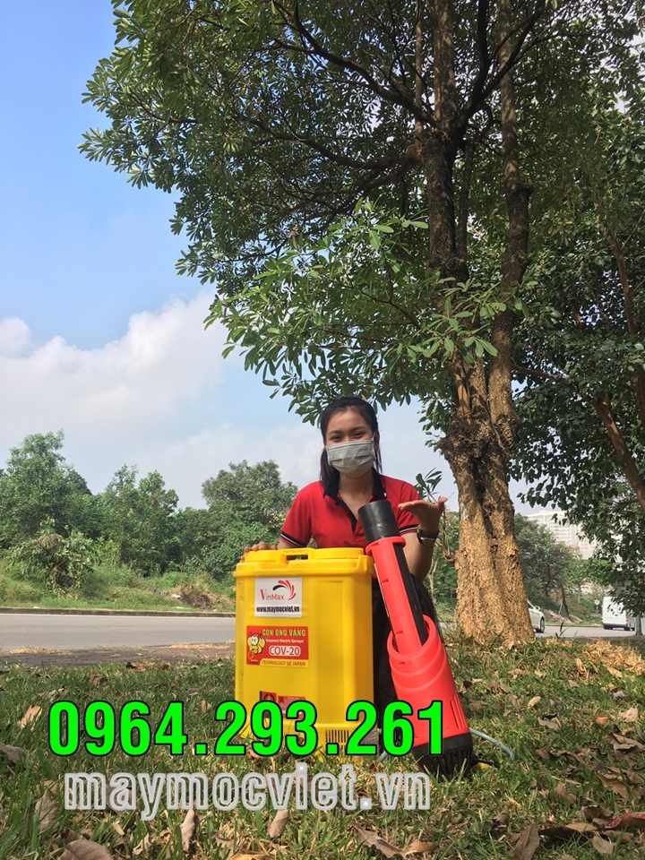 Máy phun thuốc trừ sâu bảo vệ hoa sen nở mùa hè 2023