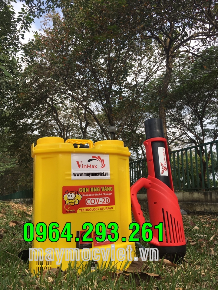 Máy phun thuốc trừ sâu bảo vệ hoa sen nở mùa hè 2023