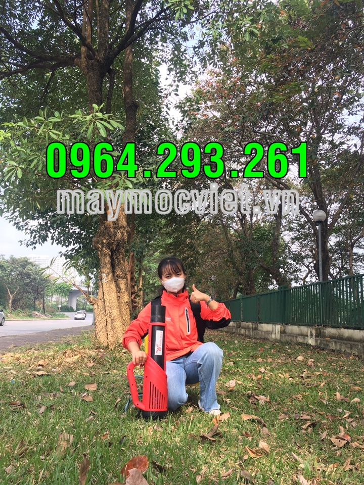 Máy phun thuốc trừ sâu bảo vệ hoa sen nở mùa hè 2023