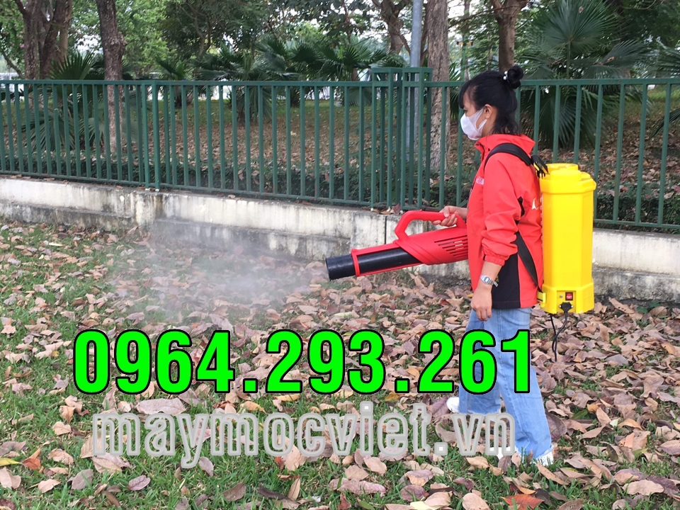 Máy phun thuốc trừ sâu bảo vệ hoa sen nở mùa hè 2023