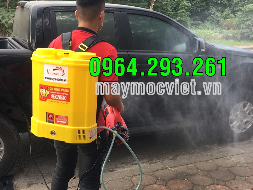 Máy phun thuốc trừ sâu bảo vệ hoa sen nở mùa hè 2023