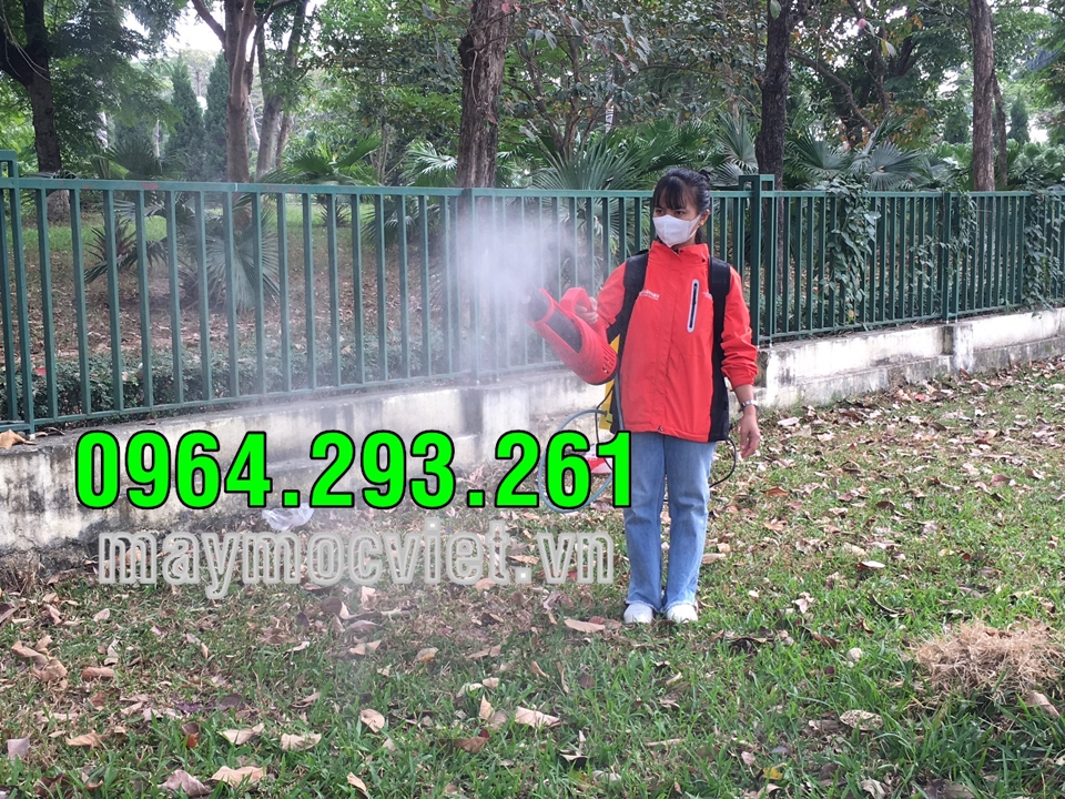 Máy phun thuốc trừ sâu bảo vệ hoa sen nở mùa hè 2023