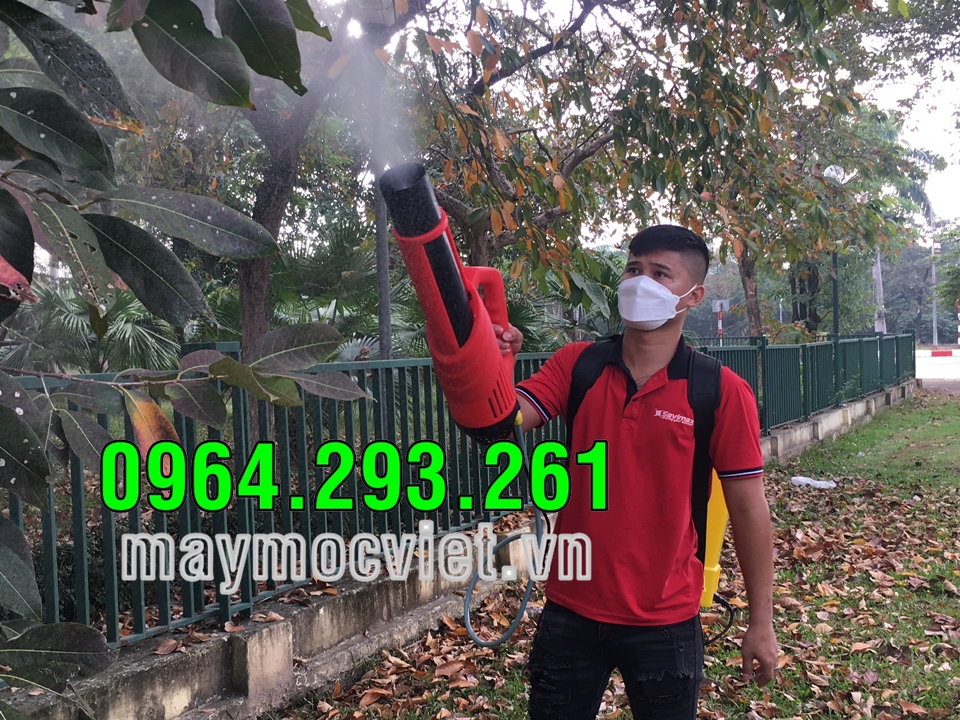 Máy phun thuốc trừ sâu bảo vệ hoa sen nở mùa hè 2023