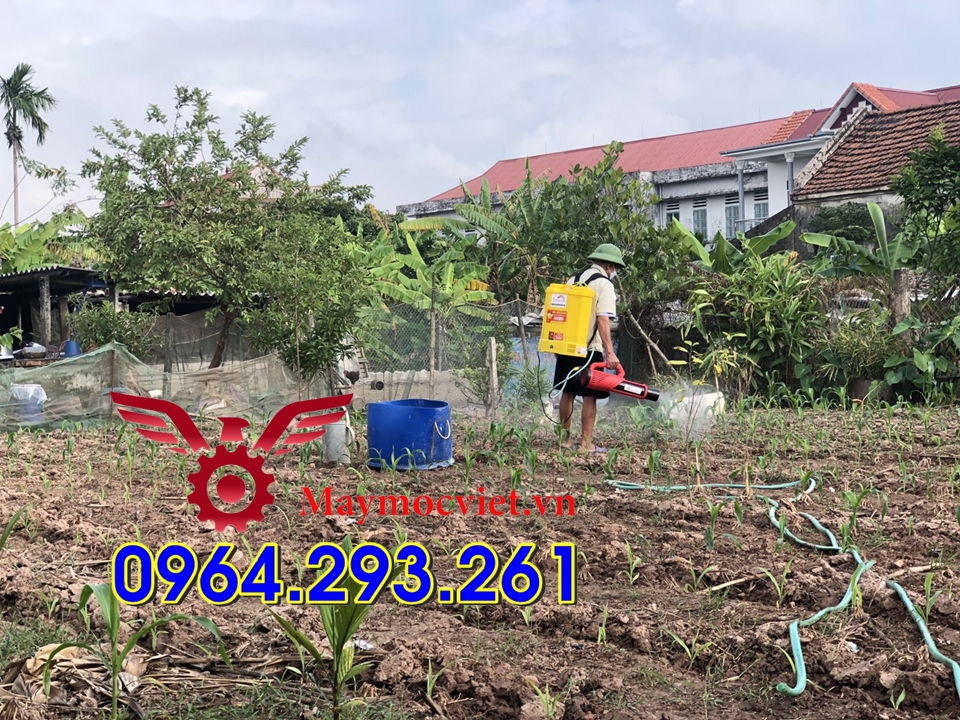 Máy phun tưới rau hiệu quả có thể phun thuốc sâu chạy ắc quy điện 12V