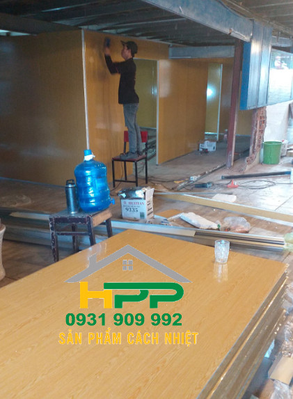 Thi công phòng vách ngăn bằng panel vân gỗ cho quý khách hàng