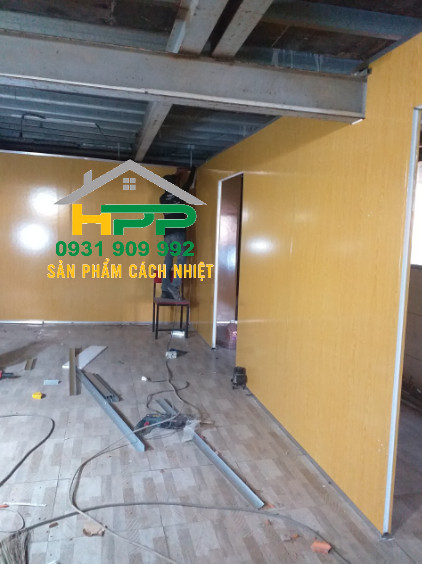 Thi công phòng vách ngăn bằng panel vân gỗ cho quý khách hàng