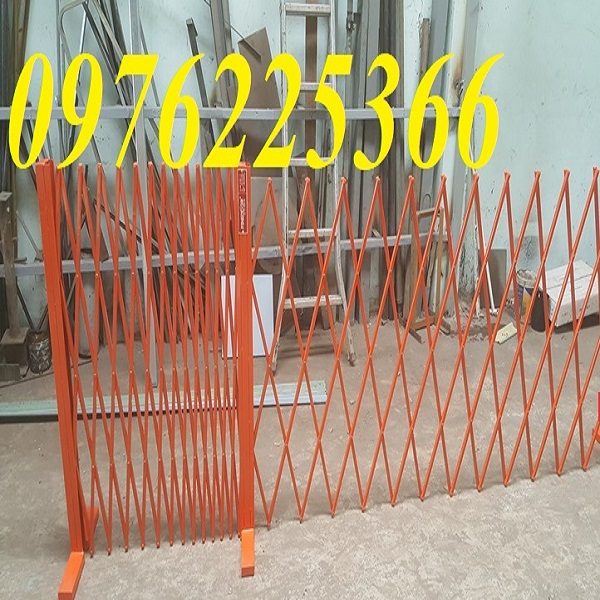 Hàng rào xếp sắt kéo tay có bánh xe cao su
