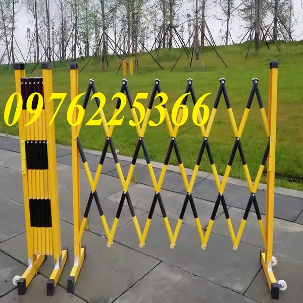 Hàng rào xếp sắt kéo tay có bánh xe cao su
