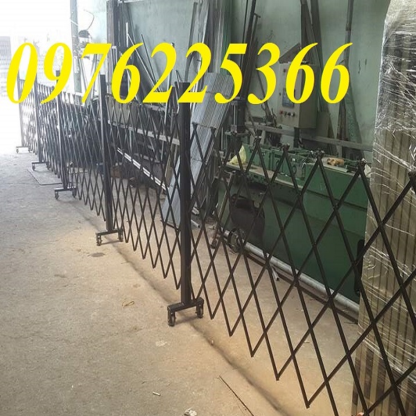 Hàng rào xếp sắt kéo tay có bánh xe cao su