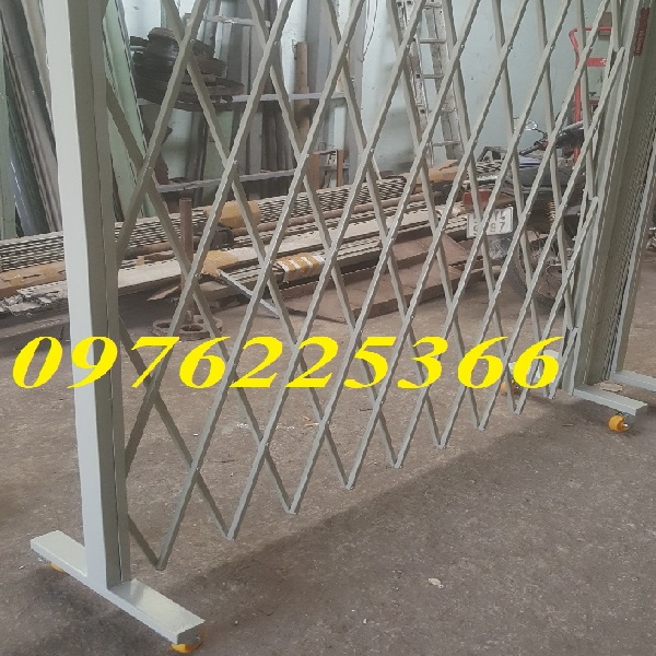 Hàng rào xếp sắt kéo tay có bánh xe cao su