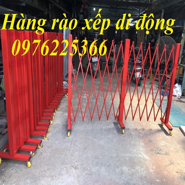 Hàng rào xếp sắt kéo tay có bánh xe cao su