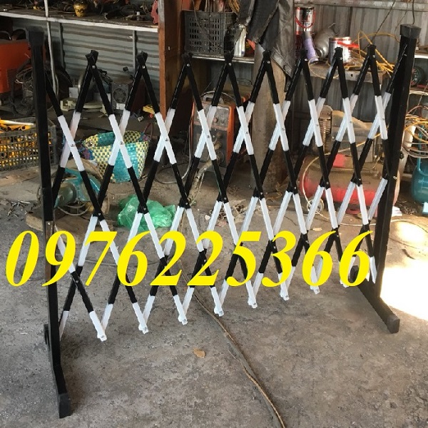 Hàng rào xếp sắt kéo tay có bánh xe cao su