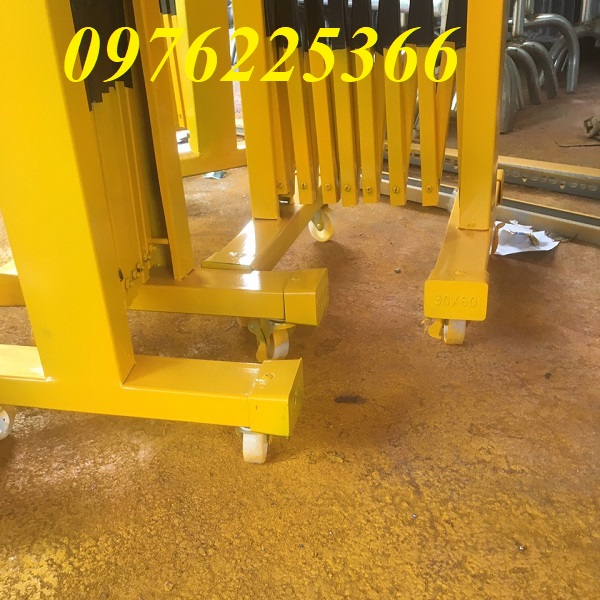 Hàng rào xếp sắt kéo tay có bánh xe cao su