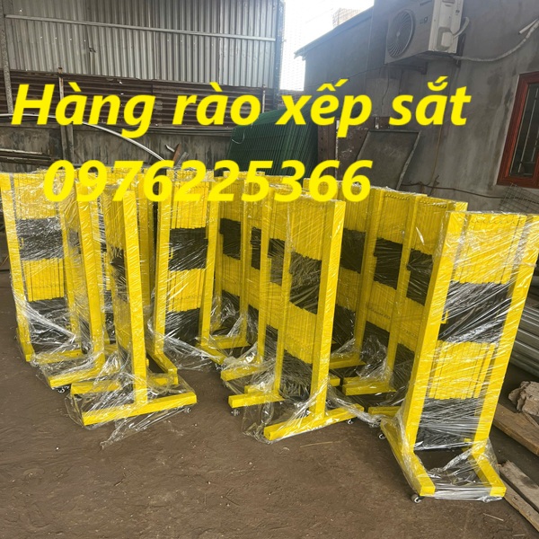 Hàng rào xếp sắt kéo tay có bánh xe cao su