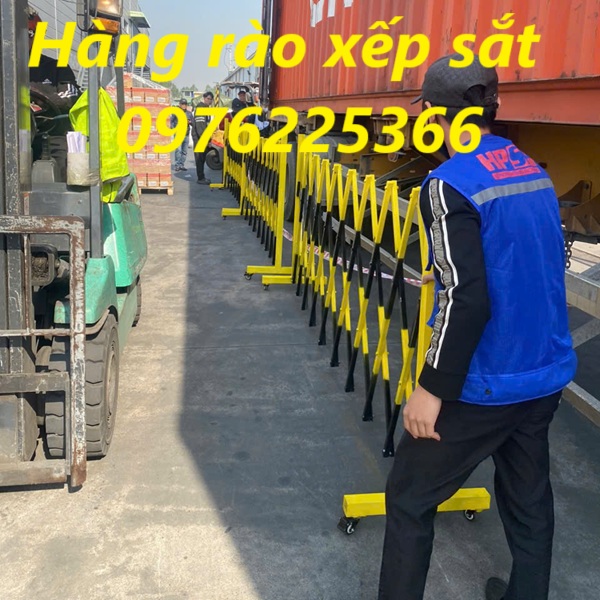 Hàng rào xếp sắt kéo tay có bánh xe cao su