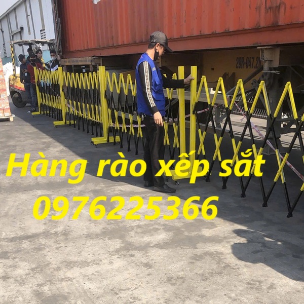 Hàng rào xếp sắt kéo tay có bánh xe cao su