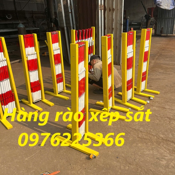 Hàng rào xếp sắt kéo tay có bánh xe cao su