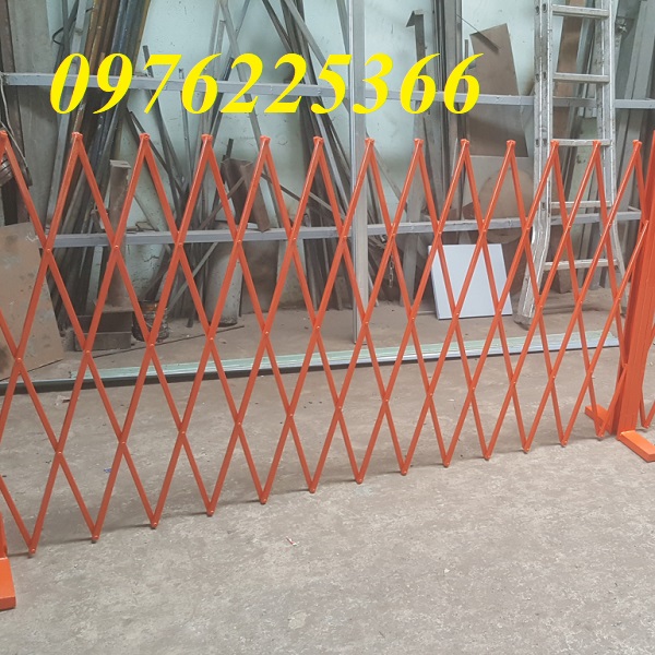 Hàng rào xếp sắt kéo tay có bánh xe cao su