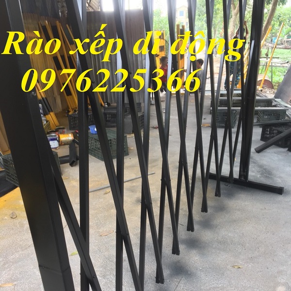 Hàng rào xếp sắt kéo tay có bánh xe cao su