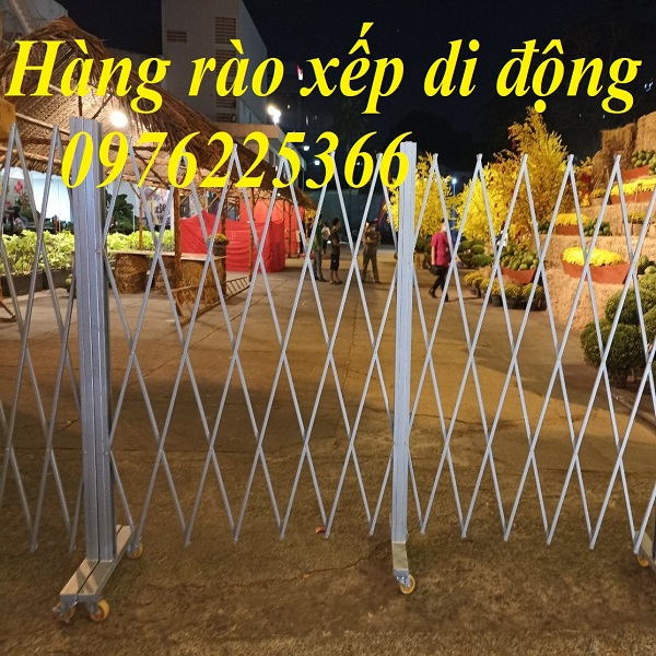 Hàng rào xếp sắt kéo tay có bánh xe cao su
