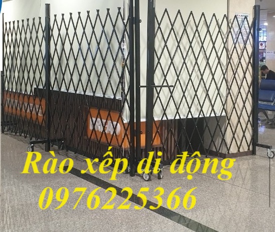 Hàng rào xếp sắt kéo tay có bánh xe cao su