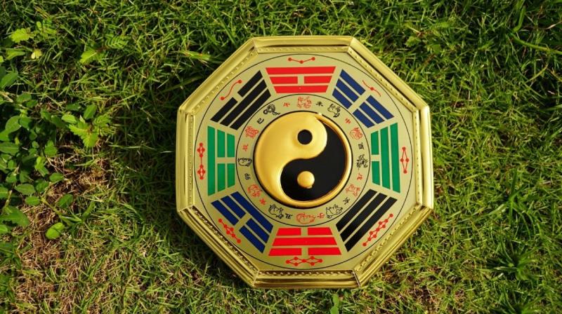 Hướng dẫn cách treo gương bát quái trước nhà hóa giải điềm dữ