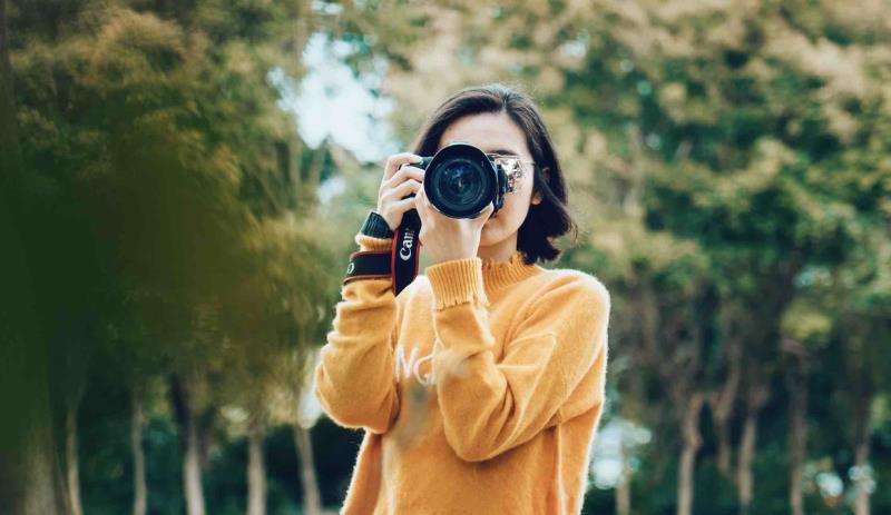 Cách cầm máy ảnh chuẩn như một nhiếp ảnh gia chuyên nghiệp