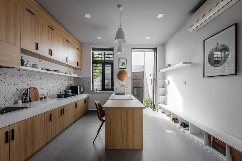 Cửa hậu nên mở ra hay mở vào? Thiết kế cửa hậu sao cho hợp lý?