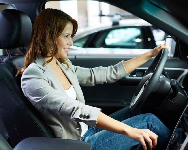Cách cầm vô lăng khi lái xe- Tư thế cầm vô lăng chuẩn và an toàn nhất 