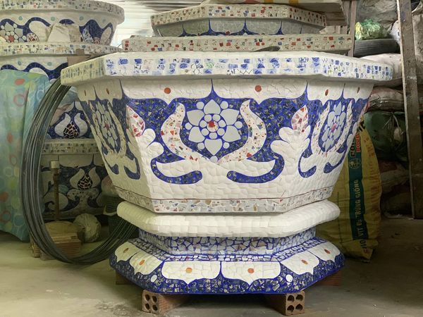 Nghệ nhân dán miễng sành sứ - ốp sành - chuyên chậu hoa - bể cá cảnh 