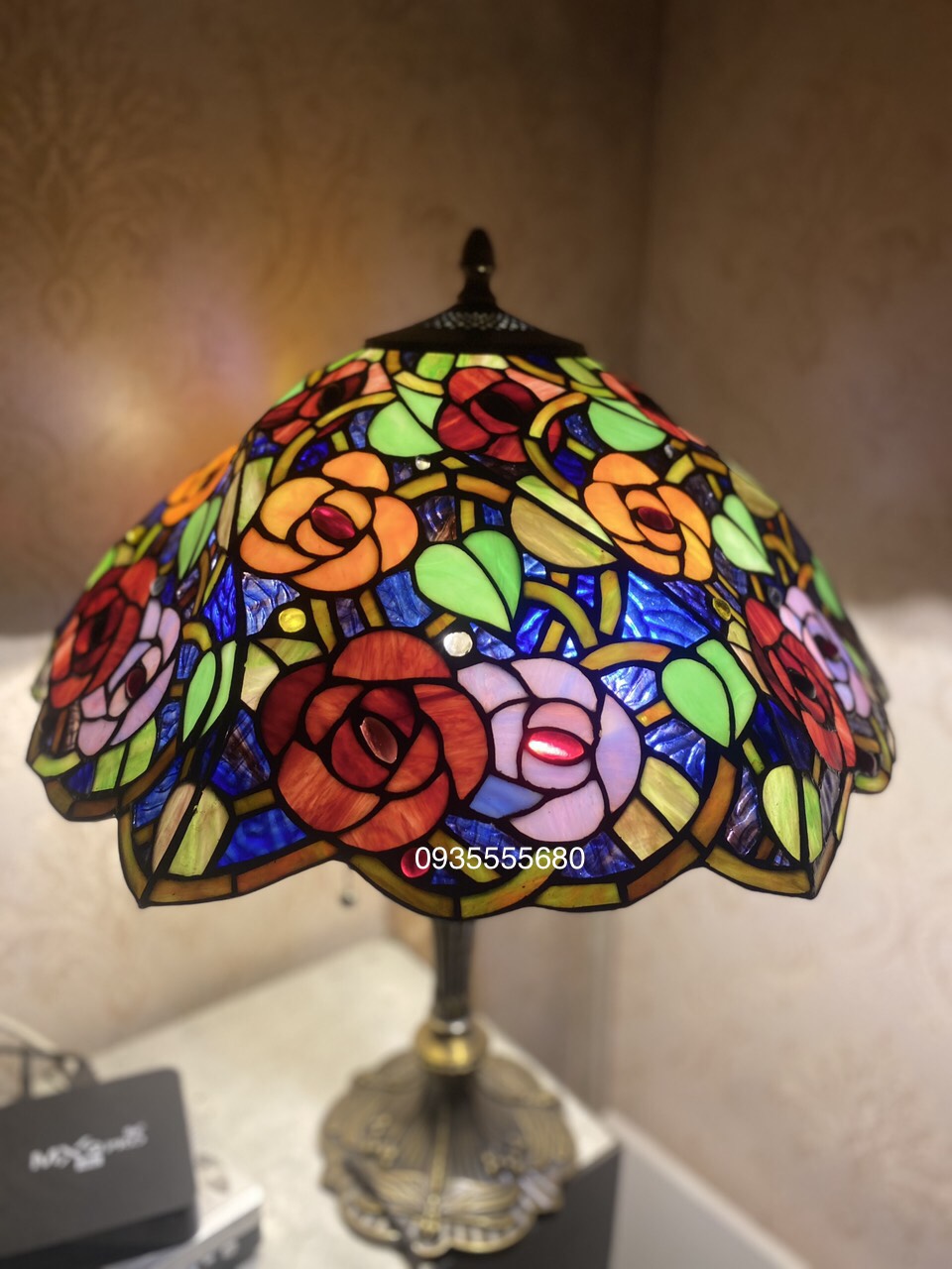 Giao lưu em đèn bàn tiffany họa tiết hoa hồng độc lạ