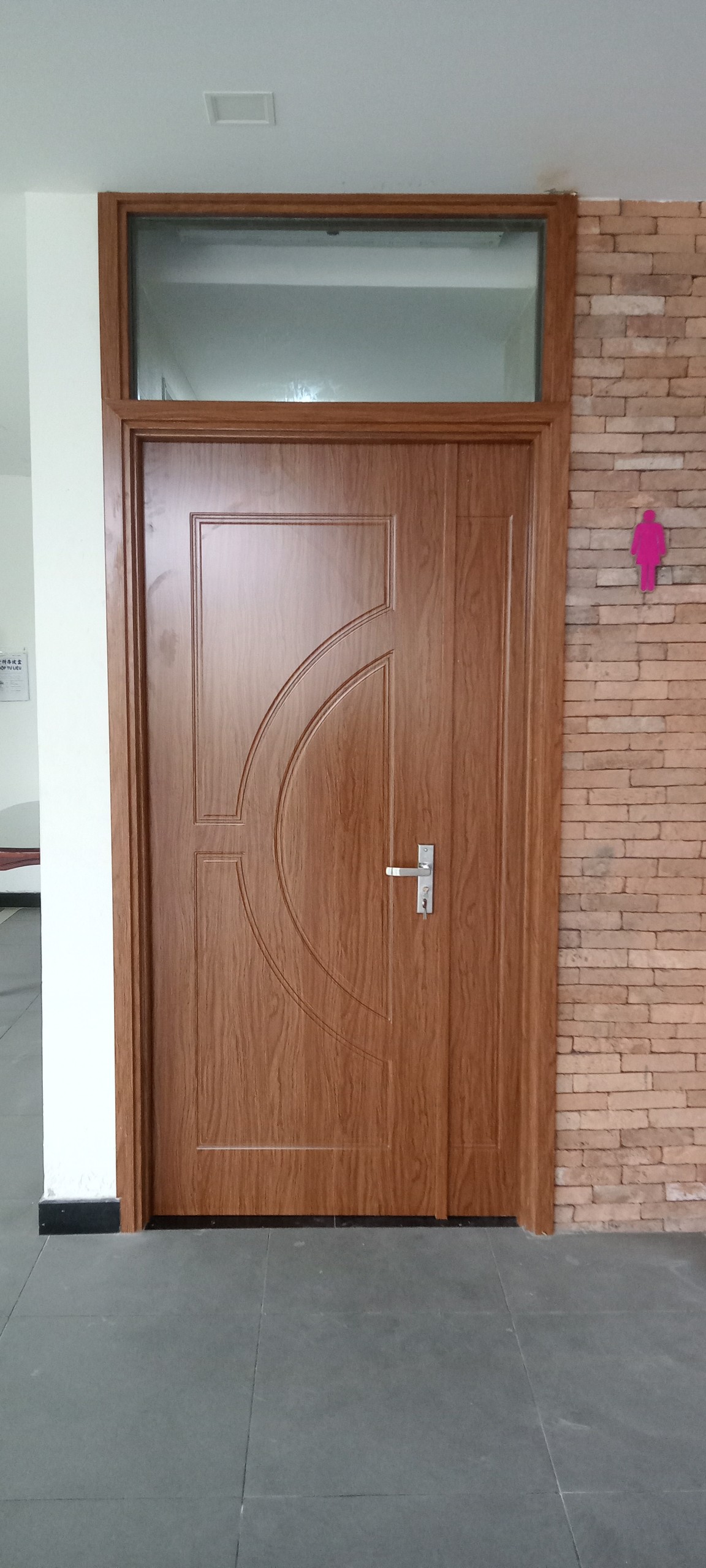 Cửa gỗ nhựa giá rẻ cập nhật mới nhất 2022 [ Hoabinhdoor ]