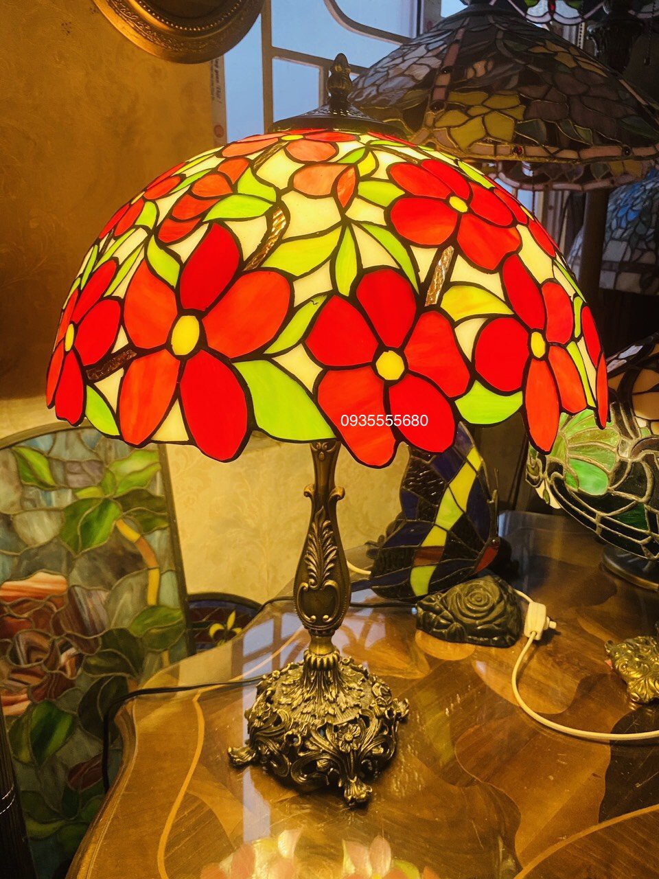 Giao lưu v&agravei em đ&egraven b&agraven tiffany hoa đỏ đầu th&aacuteng