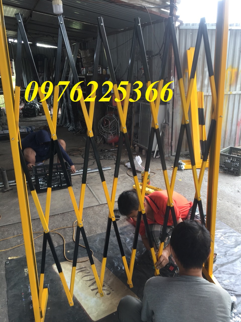 Hàng rào xếp gọn di động kéo tay giá rẻ 