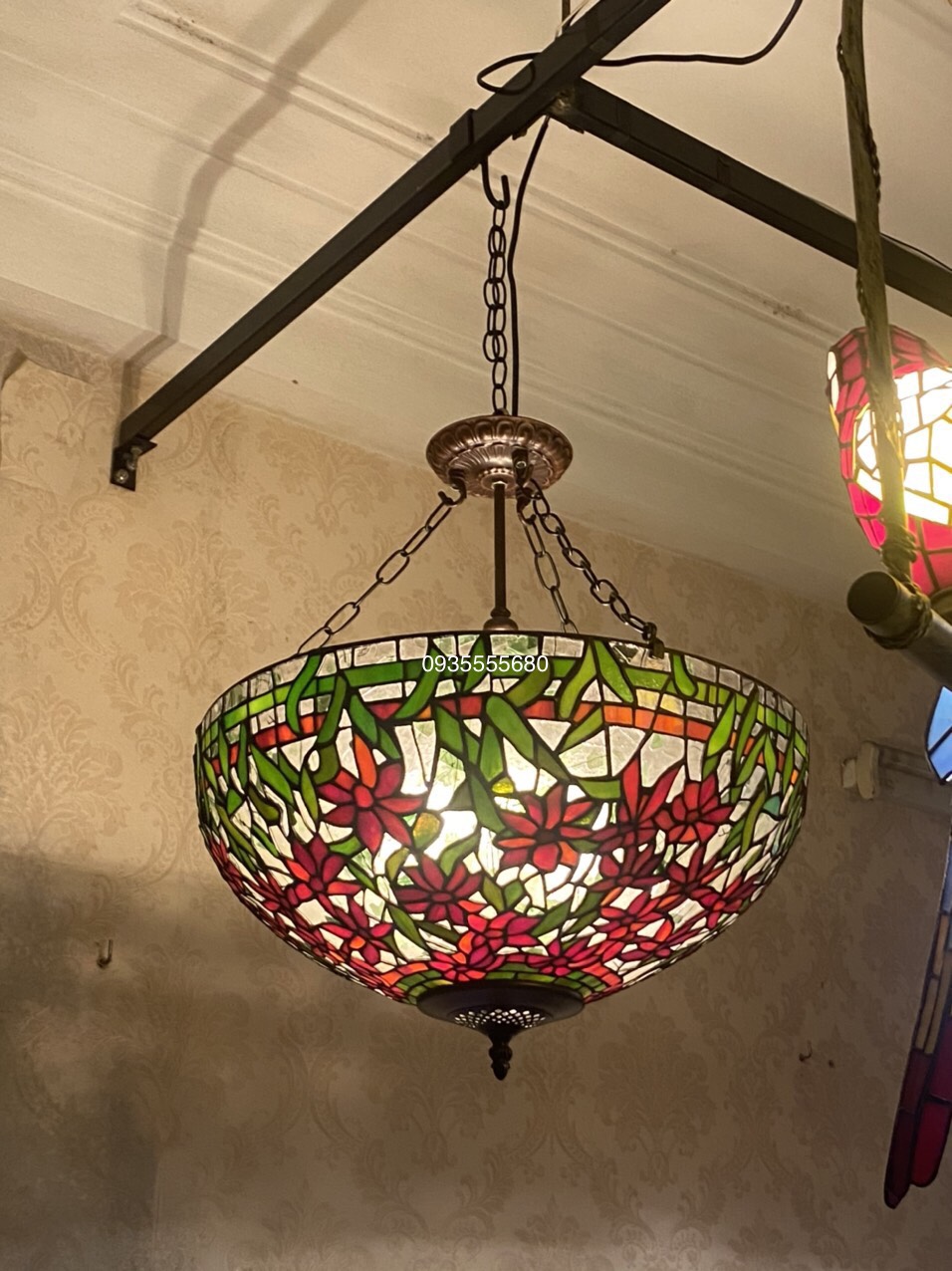 Giao lưu e đèn tiffany họa tiết hoa leo đỏ