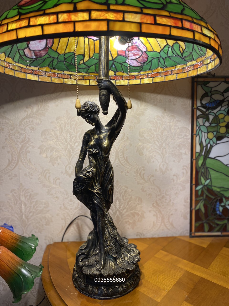 Giao lưu em đèn tiffany tượng cổ họa tiết hoa dơn