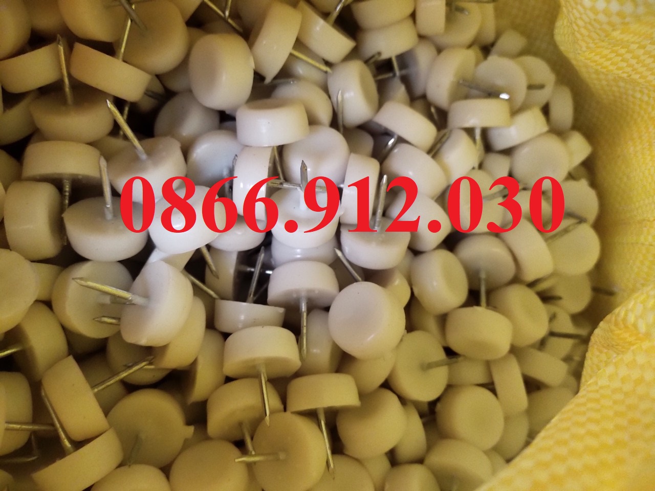 Đinh nhựa đóng trắng chân tủ, bàn, ghế giá sỉ