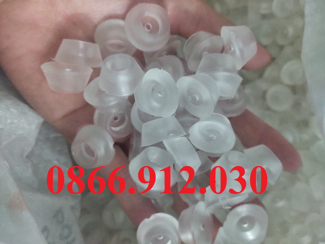 Đinh nhựa đầu bằng đóng dưới chân bàn ghế