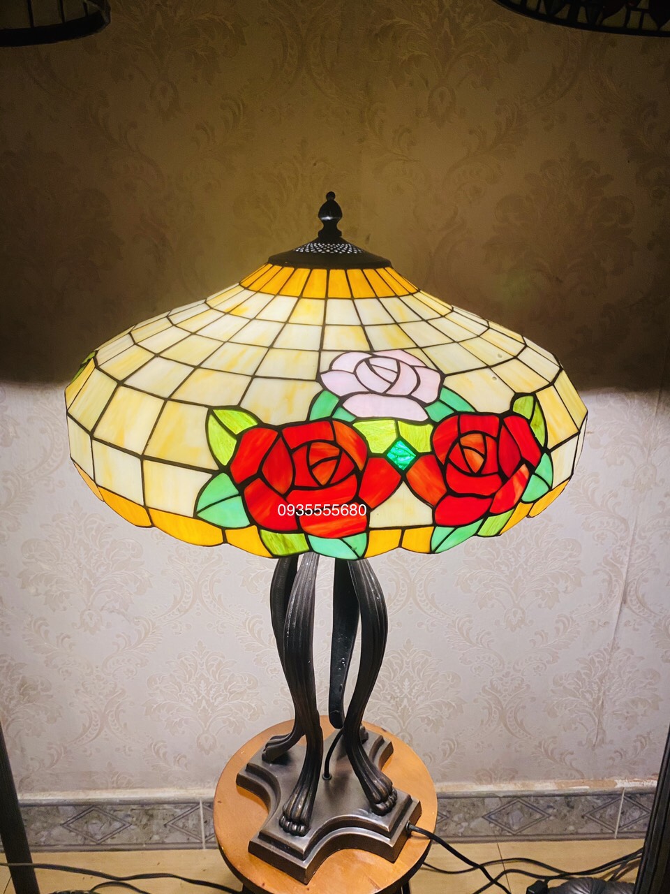 Giao lưu đèn bàn tiffany họa tiết hoa hồng