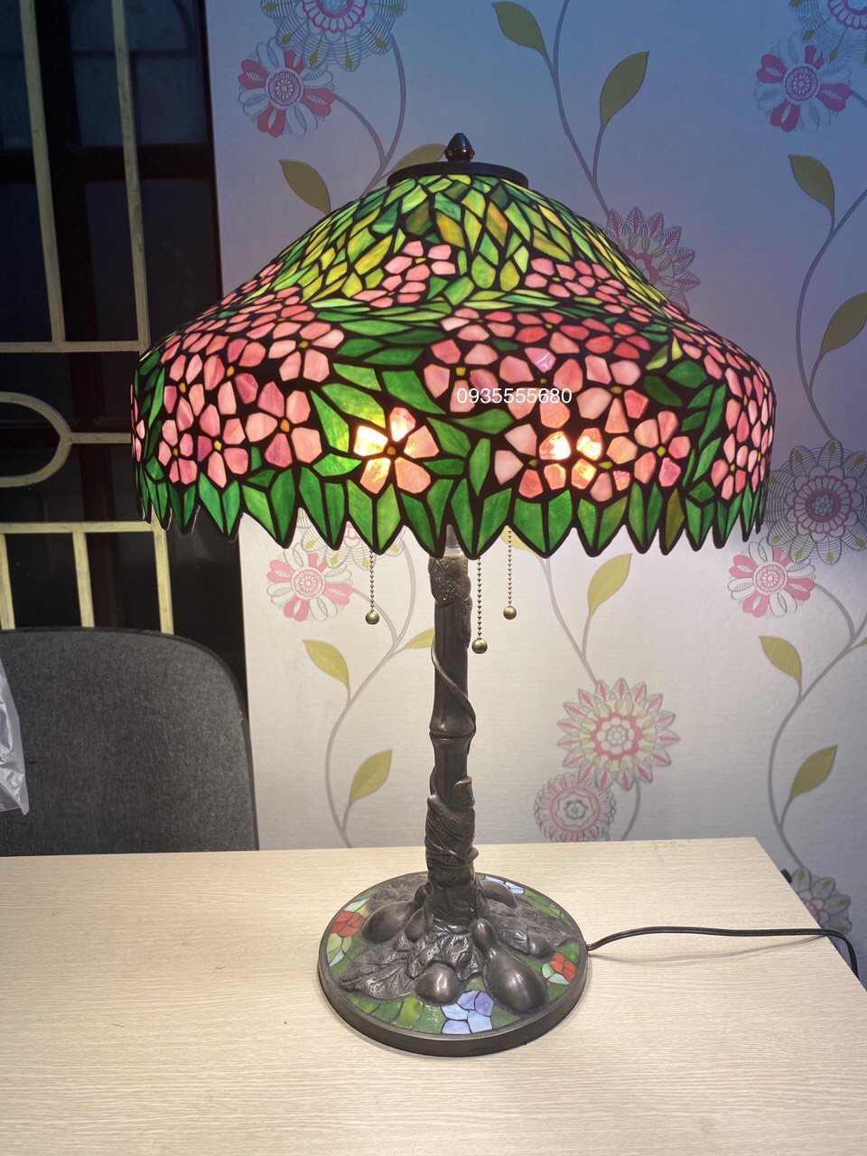 Giao lưu em đèn bàn tiffany hàng mỹ.       
