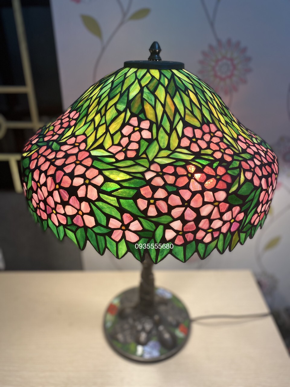 Giao lưu em đèn bàn tiffany hàng mỹ.       