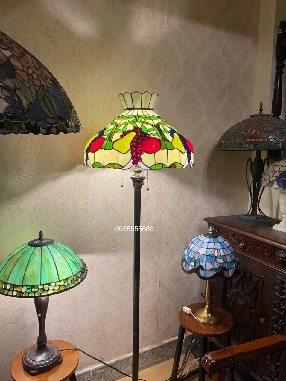 Giao lưu đèn sàn tiffany họa tiết hoa quả                