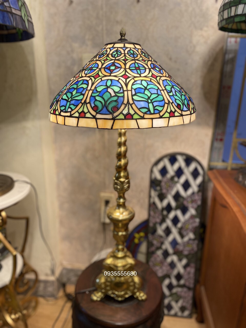 Giao lưu e đèn bàn tiffany họa tiết cổ