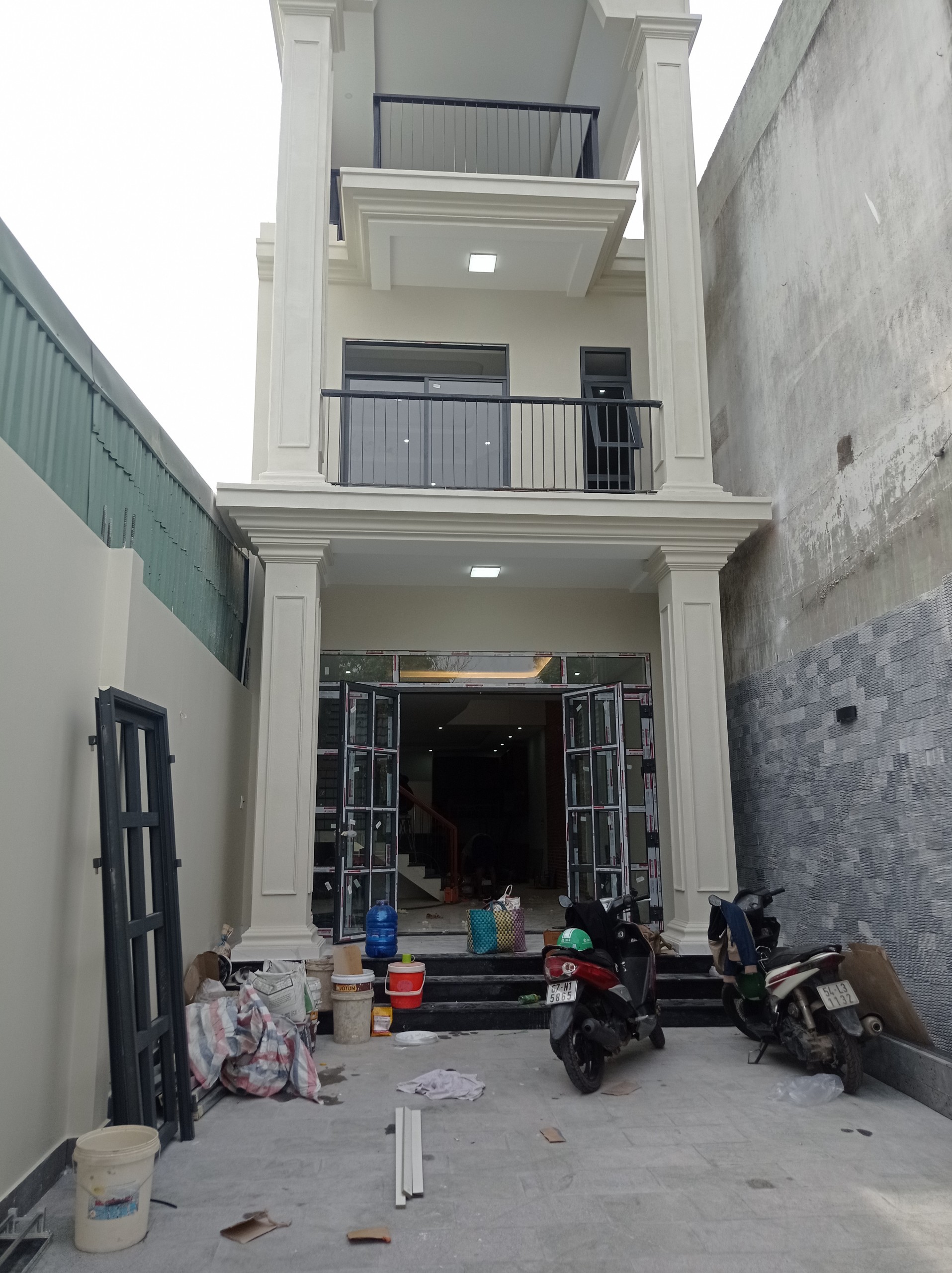 Bàn giao 8 bộ cửa nhựa Composite tại Bình Dương