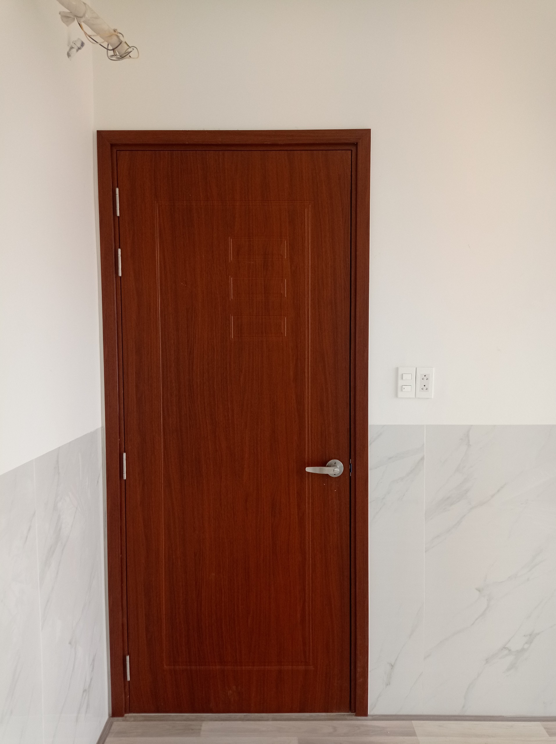 Bàn giao 8 bộ cửa nhựa Composite tại Bình Dương